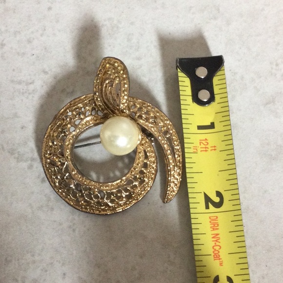 Vintage Gold filigree circle with Pearl brooch - Picture 7 of 7